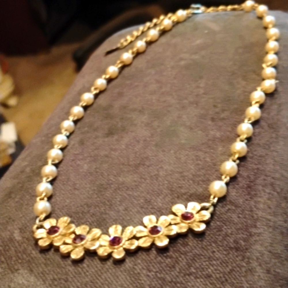 Gorgeous 1928  pearl necklace with purple crystals